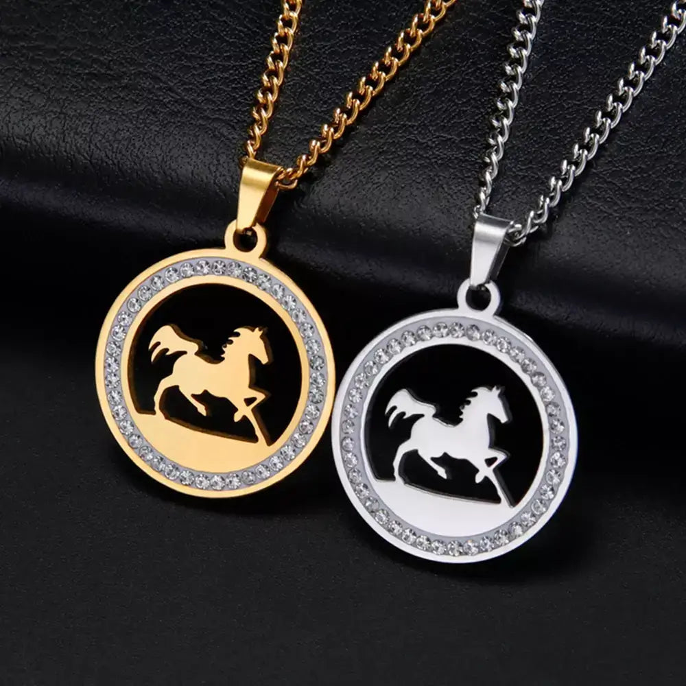 Colar Feminino Cavalo Lover,
colar cavalo,
pingente cavalo,
colar dourado cavalo,
colar com strass,
joia de cavalo,
colar feminino cavalo,
colar amante de cavalos