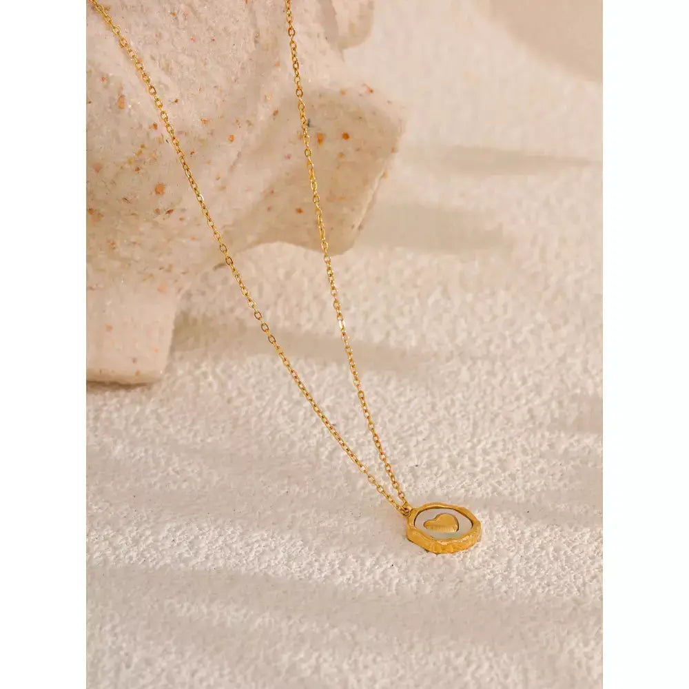 Colar Feminino Coração Madrepérola,
colar feminino para presente,
colar de luxo para mulheres,
colar feminino de coração banhado a ouro,
colar romântico para presente,
colar banhado a ouro 18K