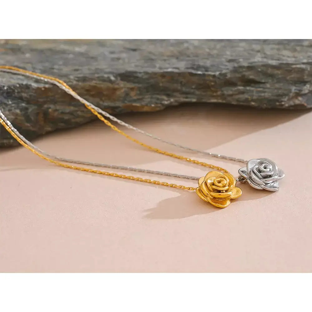 Colar Feminino Flor,
Colar tendência,
colar com banho de ouro,
Colar aço inoxidável,
joia resistente à água,
colar dourado sofisticado,
colar floral dourado