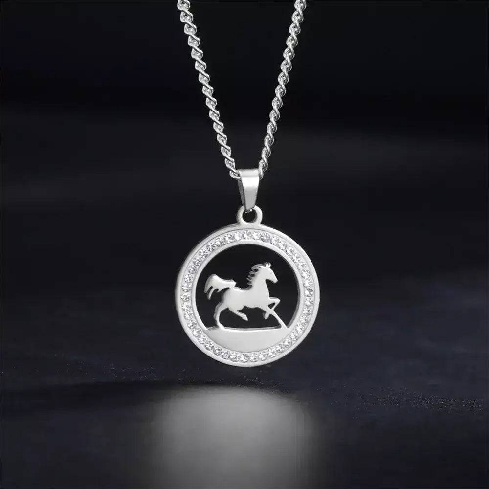 Colar Feminino Cavalo Lover,
colar cavalo,
pingente cavalo,
colar dourado cavalo,
colar com strass,
joia de cavalo,
colar feminino cavalo,
colar amante de cavalos