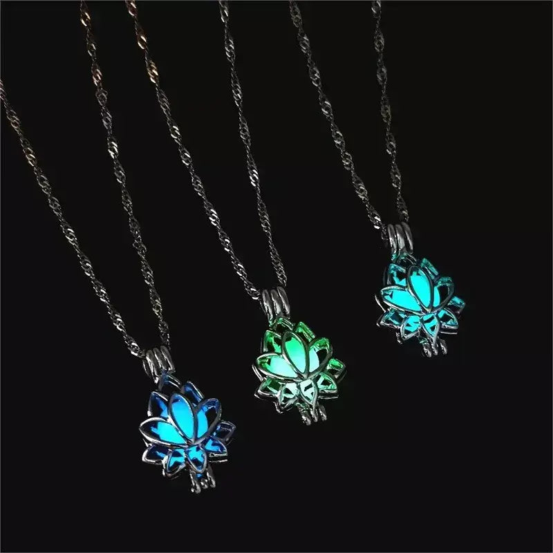 Colar Flor de Lótus Luminosa,
colar feminino,
Colar que brilha no escuro