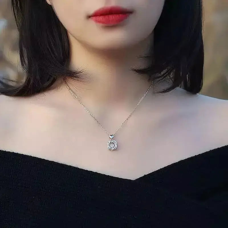 Colar Feminino Corações Entrelaçados + Rosa Surpresa,
presente romântico para namorada,
colar com caixa de rosa,
colar com flor,
joia romântica feminina,
presente dia dos namorados