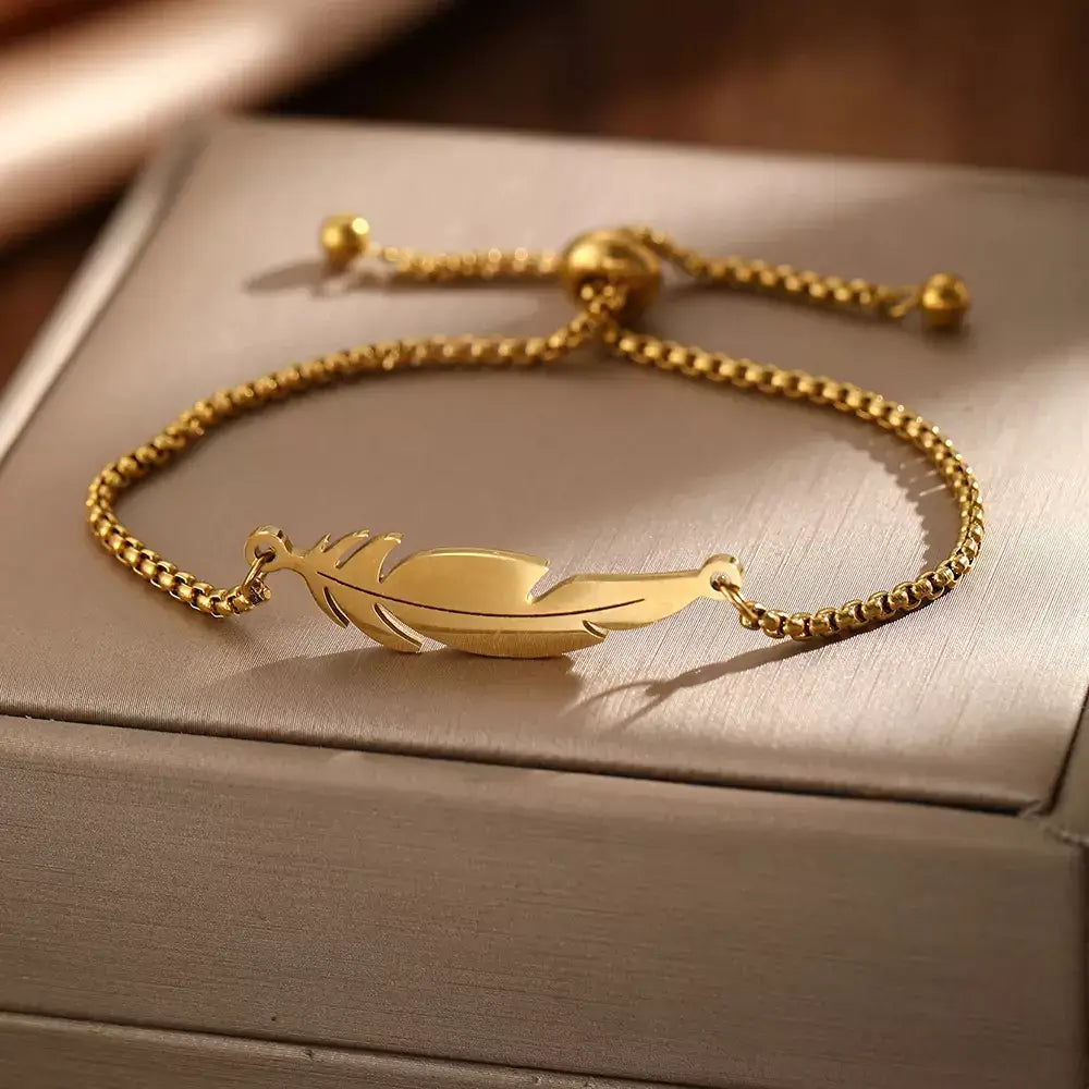 Pulseira Feminina Feather Elegance, pulseira feminina, pulseira aço inox, pulseira minimalista, pulseira com pingente, pulseira pena, acessórios femininos, presente para mulher, joias delicadas, pulseira ajustável, bijuteria fina, pulseira elegante, pulseira sofisticada, presente sofisticado, joias minimalistas, pulseira moderna