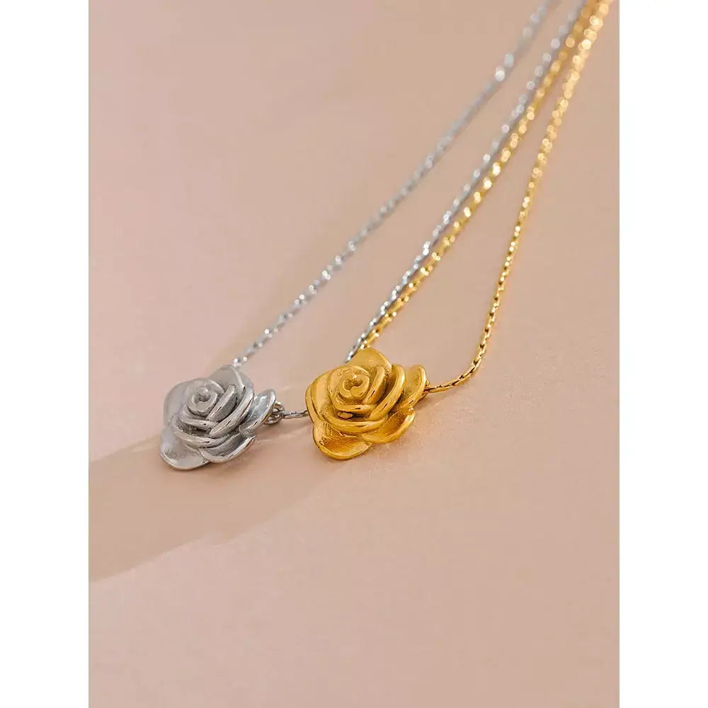 Colar Feminino Flor,
Colar tendência,
colar com banho de ouro,
Colar aço inoxidável,
joia resistente à água,
colar dourado sofisticado,
colar floral dourado