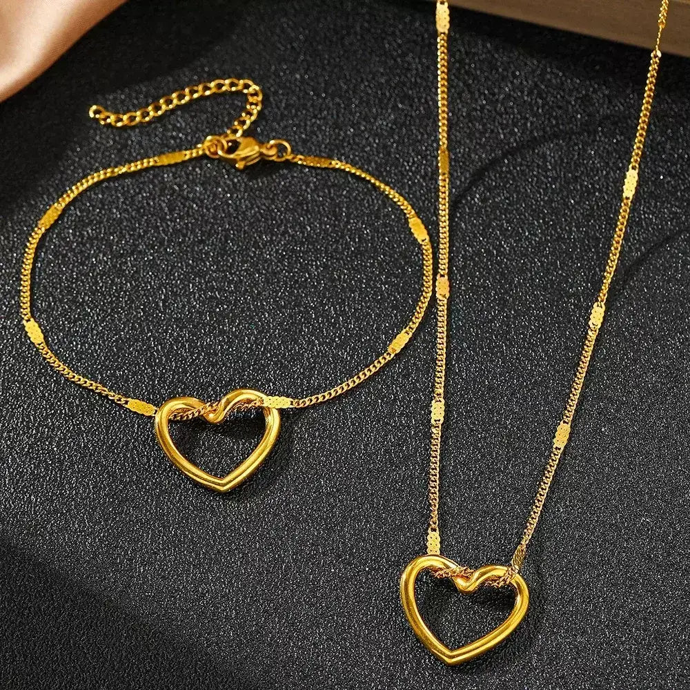 colar e pulseira feminino, colar e pulseira luxo, conjunto de joias elegante, joias femininas premium, colar e pulseira ouro 18K, presente para mulher sofisticada, conjunto coração entrelaçado, joias duráveis e elegantes