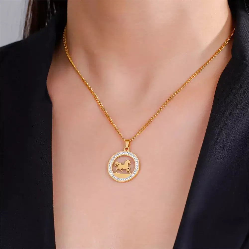 Colar Feminino Cavalo Lover,
colar cavalo,
pingente cavalo,
colar dourado cavalo,
colar com strass,
joia de cavalo,
colar feminino cavalo,
colar amante de cavalos