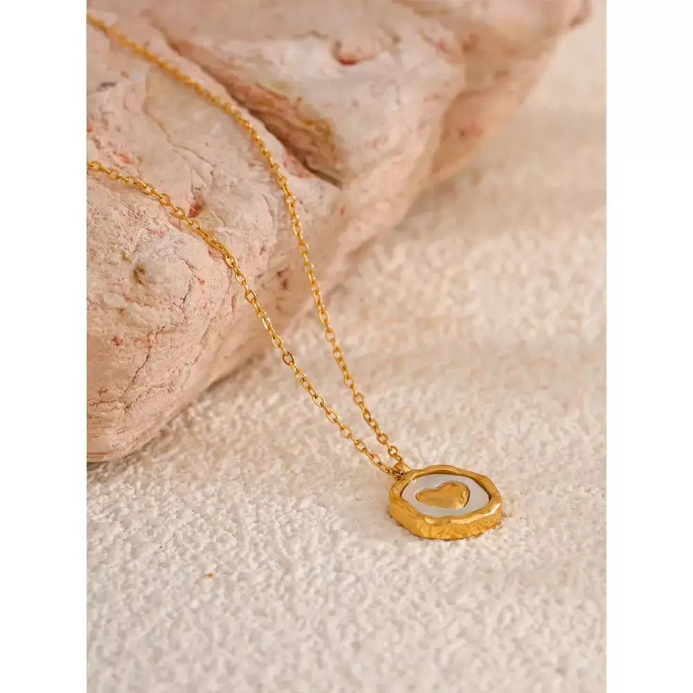 Colar Feminino Coração Madrepérola,
colar feminino para presente,
colar de luxo para mulheres,
colar feminino de coração banhado a ouro,
colar romântico para presente,
colar banhado a ouro 18K