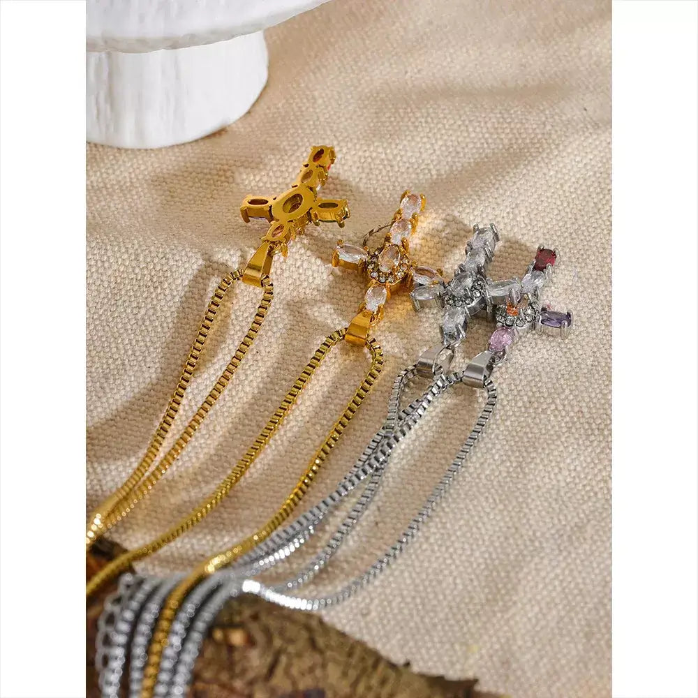 Colar de Cruz com Zircônias Coloridas,
Colar de cruz,
Colar religioso,
Colar de zircônia,
Colar de luxo,
Colar de fé,
Colar com pingente de cruz,
Colar cristão feminino