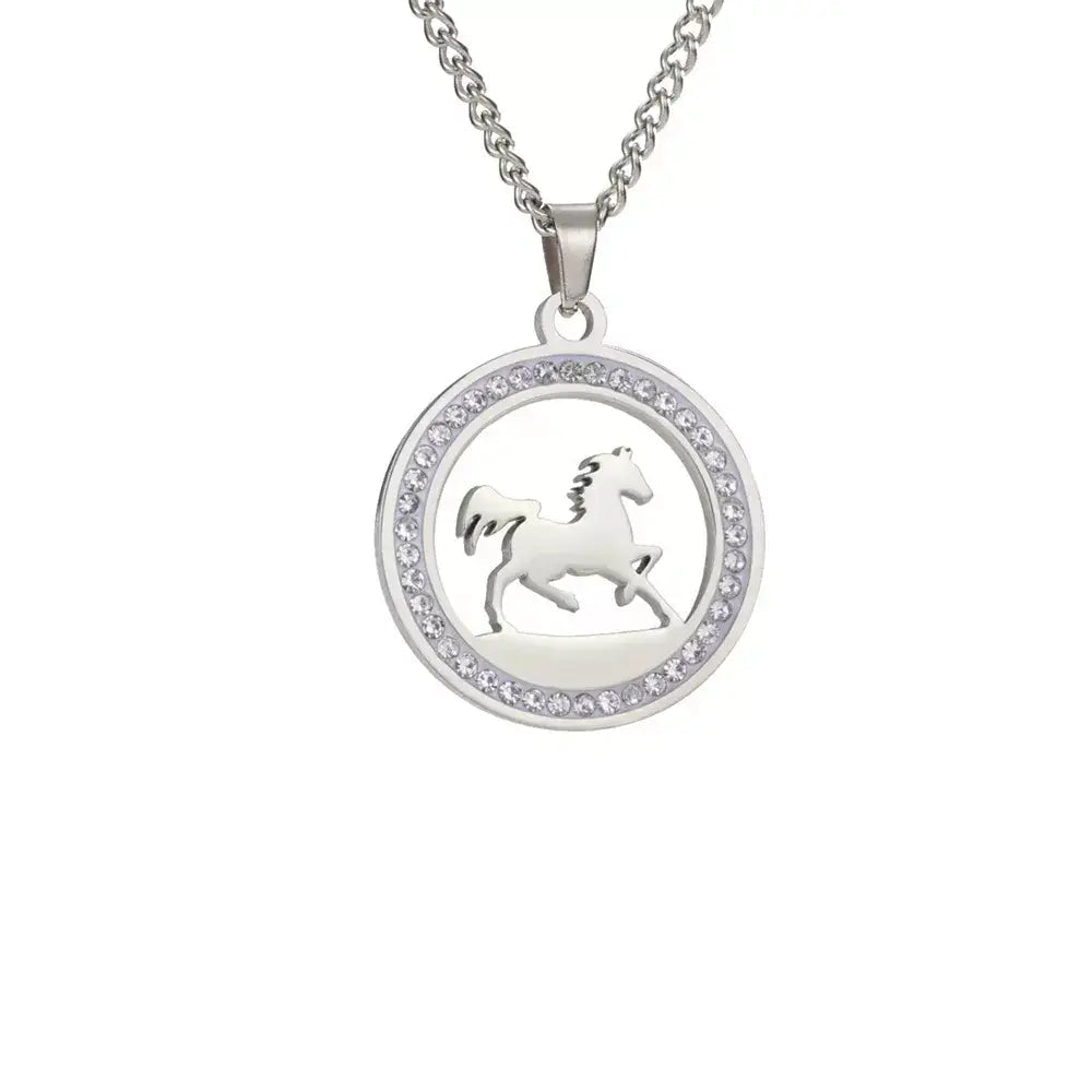 Colar Feminino Cavalo Lover,
colar cavalo,
pingente cavalo,
colar dourado cavalo,
colar com strass,
joia de cavalo,
colar feminino cavalo,
colar amante de cavalos