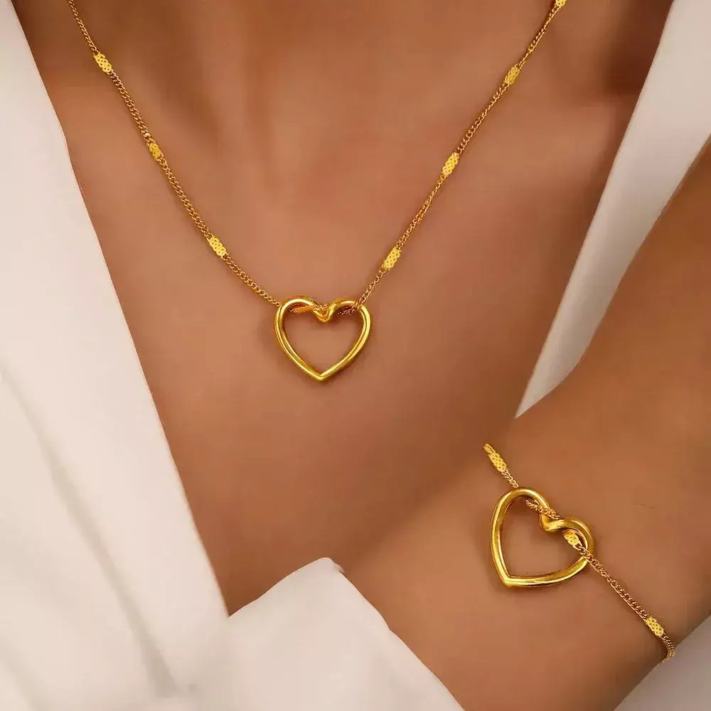colar e pulseira feminino, colar e pulseira luxo, conjunto de joias elegante, joias femininas premium, colar e pulseira ouro 18K, presente para mulher sofisticada, conjunto coração entrelaçado, joias duráveis e elegantes