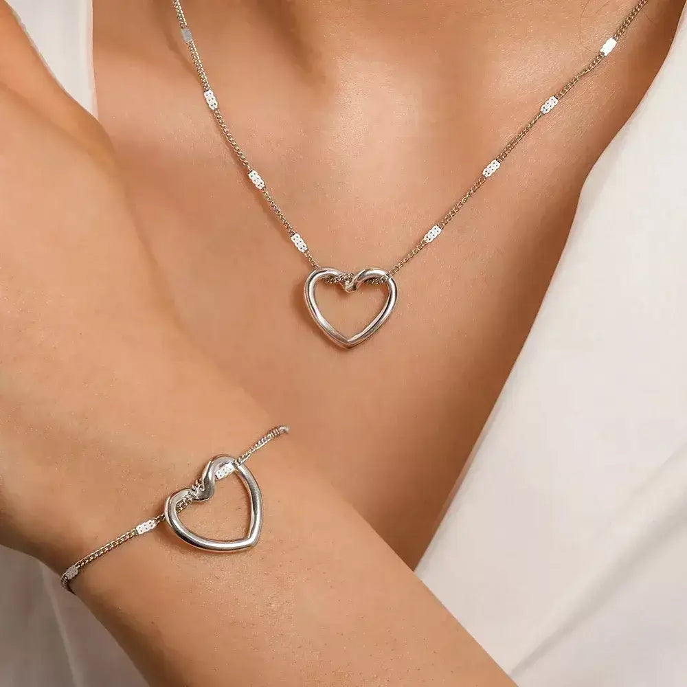 colar e pulseira feminino, colar e pulseira luxo, conjunto de joias elegante, joias femininas premium, colar e pulseira ouro 18K, presente para mulher sofisticada, conjunto coração entrelaçado, joias duráveis e elegantes
