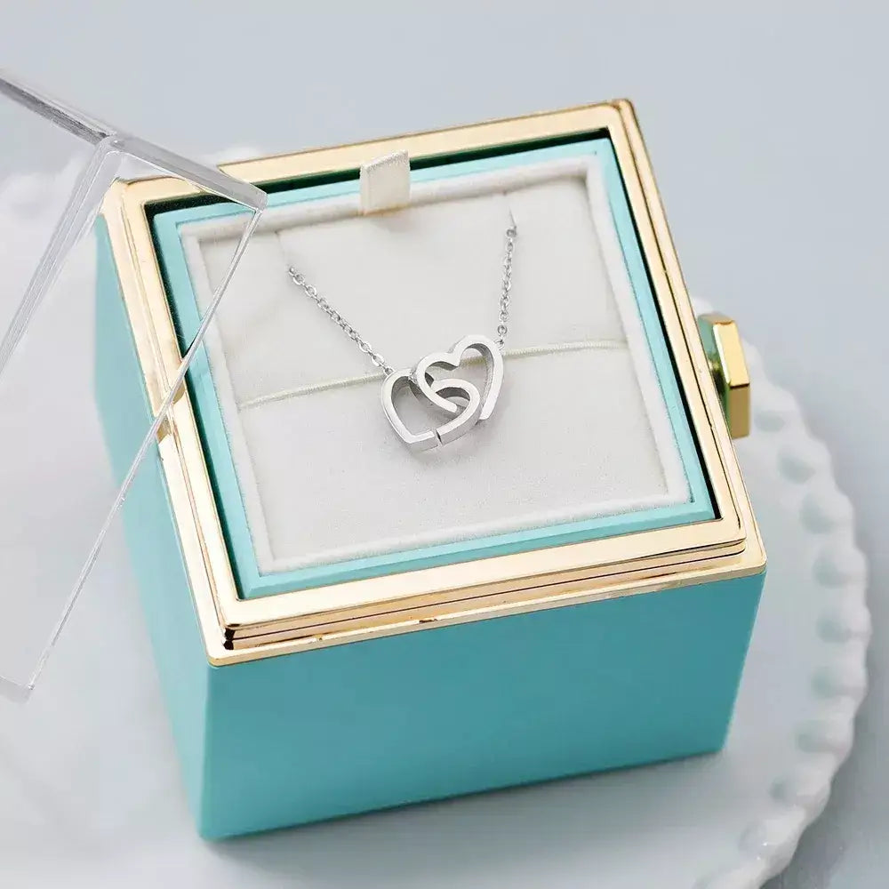 Colar Corações Duplo + Caixa Rotativa de Brinde
Colar Corações Entrelaçados + Caixa Rotativa de Brinde,
colar coração duplo,
presente Dia das Mães,
colar Dia das Mães,
presente para mãe,
colar de coração para mãe,
Colar Corações Entrelaçados,
colar e caixa de flor