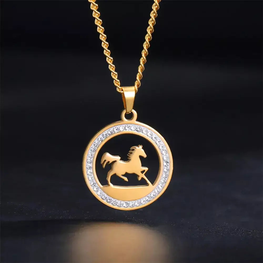 Colar Feminino Cavalo Lover,
colar cavalo,
pingente cavalo,
colar dourado cavalo,
colar com strass,
joia de cavalo,
colar feminino cavalo,
colar amante de cavalos