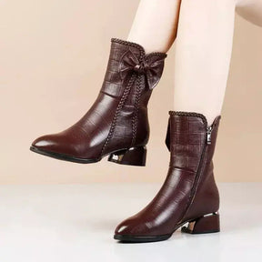 Bota feminina salto baixo  Bota feminina preta  Bota feminina marrom  Bota Feminina Elegância  Bota Feminina de couro  Bota feminina cano curto  Bota feminina aveludada  Bota aveludada feminina