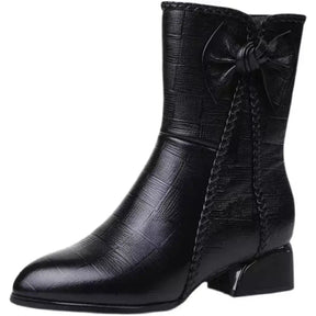 Bota feminina salto baixo  Bota feminina preta  Bota feminina marrom  Bota Feminina Elegância  Bota Feminina de couro  Bota feminina cano curto  Bota feminina aveludada  Bota aveludada feminina