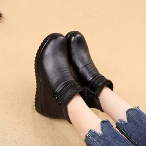 Bota feminina preta  Bota feminina marrom  Bota Feminina de pelúcia  Bota Feminina de Couro Liz  Bota Feminina de couro  Bota Feminina cano baixo  Bota feminina aveludada  Bota aveludada feminina