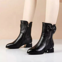 Bota feminina salto baixo  Bota feminina preta  Bota feminina marrom  Bota Feminina Elegância  Bota Feminina de couro  Bota feminina cano curto  Bota feminina aveludada  Bota aveludada feminina