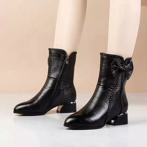 Bota feminina salto baixo  Bota feminina preta  Bota feminina marrom  Bota Feminina Elegância  Bota Feminina de couro  Bota feminina cano curto  Bota feminina aveludada  Bota aveludada feminina