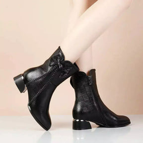 Bota feminina salto baixo  Bota feminina preta  Bota feminina marrom  Bota Feminina Elegância  Bota Feminina de couro  Bota feminina cano curto  Bota feminina aveludada  Bota aveludada feminina