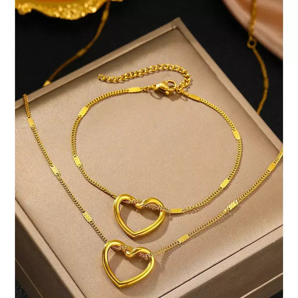 colar e pulseira feminino, colar e pulseira luxo, conjunto de joias elegante, joias femininas premium, colar e pulseira ouro 18K, presente para mulher sofisticada, conjunto coração entrelaçado, joias duráveis e elegantes
