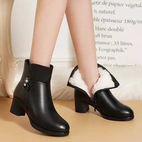 Bota Feminina Opulence  Bota feminina de couro cano Curto  Bota feminina aveludada  Bota aveludada feminina