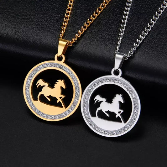 Colar Feminino Cavalo Lover,
colar cavalo,
pingente cavalo,
colar dourado cavalo,
colar com strass,
joia de cavalo,
colar feminino cavalo,
colar amante de cavalos