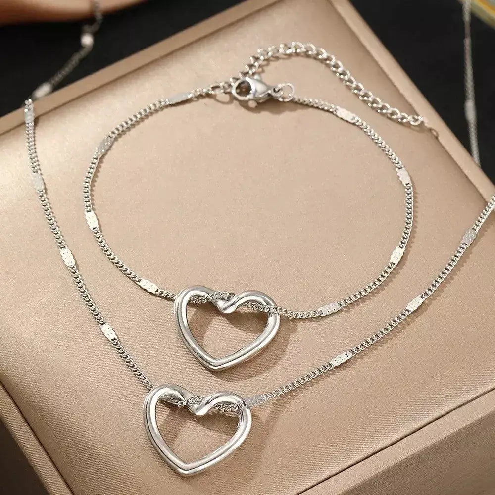 colar e pulseira feminino, colar e pulseira luxo, conjunto de joias elegante, joias femininas premium, colar e pulseira ouro 18K, presente para mulher sofisticada, conjunto coração entrelaçado, joias duráveis e elegantes