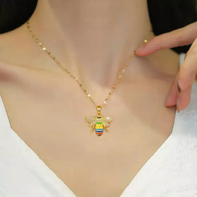 Colar Feminino Abelha Colorida,
colar com pingente de abelha,
colar colorido feminino,
bijuteria colorida feminina