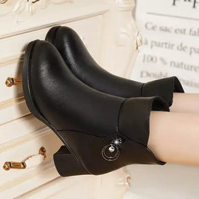 Bota Feminina Opulence  Bota feminina de couro cano Curto
