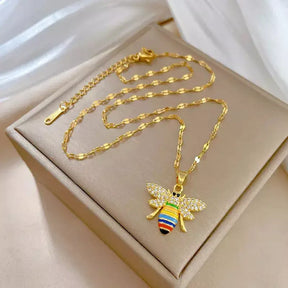 Colar Feminino Abelha Colorida,
colar com pingente de abelha,
colar colorido feminino,
bijuteria colorida feminina
