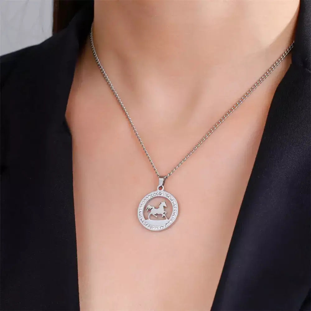 Colar Feminino Cavalo Lover,
colar cavalo,
pingente cavalo,
colar dourado cavalo,
colar com strass,
joia de cavalo,
colar feminino cavalo,
colar amante de cavalos