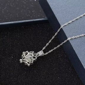Colar Flor de Lótus Luminosa,
colar feminino,
Colar que brilha no escuro