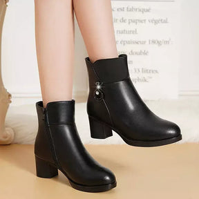Bota Feminina Opulence  Bota feminina de couro cano Curto  Bota feminina aveludada  Bota aveludada feminina