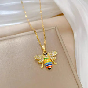 Colar Feminino Abelha Colorida,
colar com pingente de abelha,
colar colorido feminino,
bijuteria colorida feminina