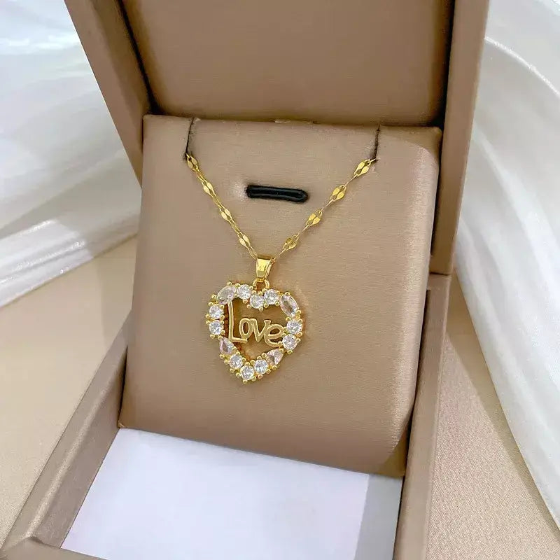 Colar Coração de Zircônia, colar feminino love, colar feminino dourado, colar com pingente de coração, colar de zircônia feminino, colar presente romântico, colar elegante para mulher, joias femininas aço inoxidável, colar delicado com brilho, colar de presente para namorada, colar de presente dia dos namorados, colar de luxo feminino, colar de coração com zircônia