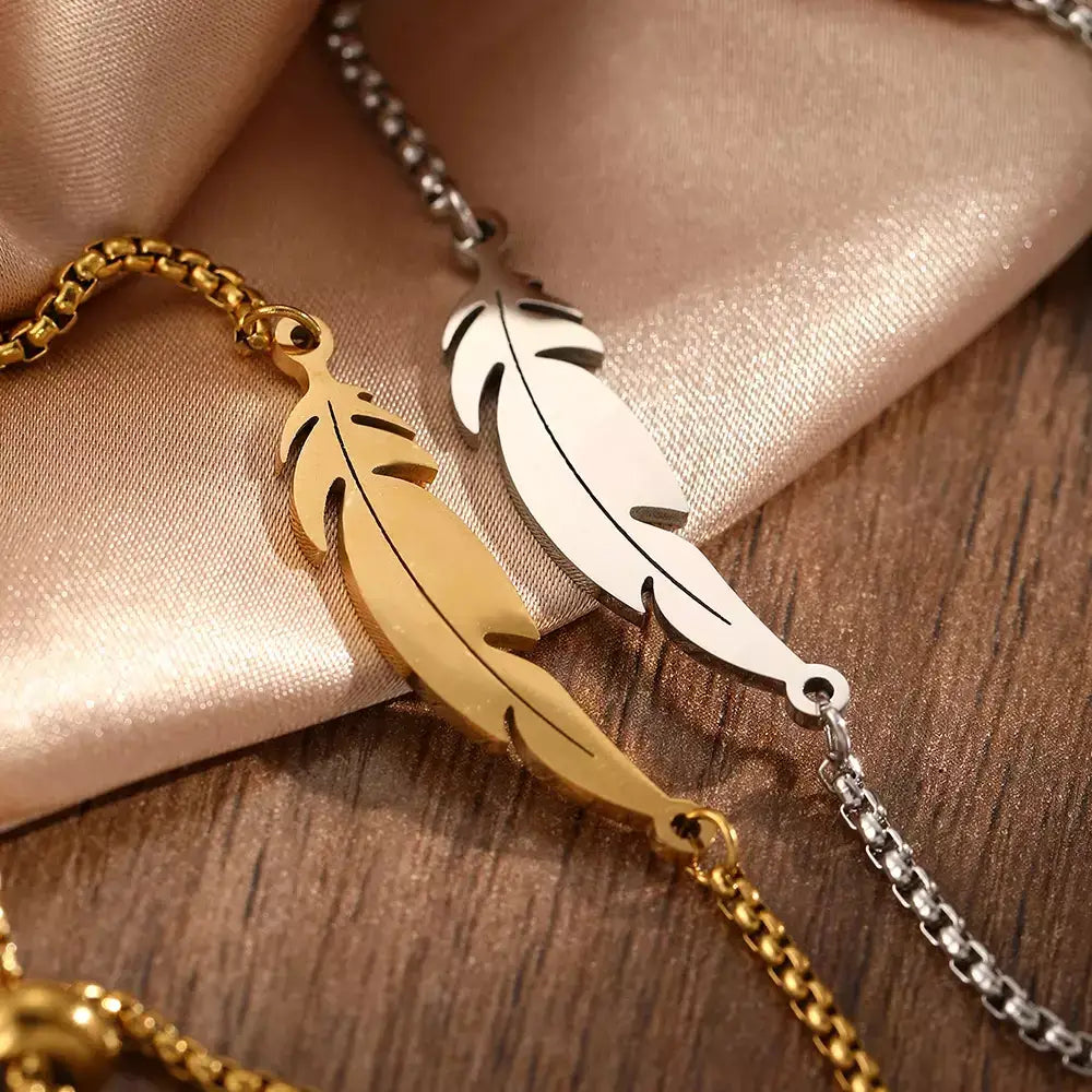 Pulseira Feminina Feather Elegance, pulseira feminina, pulseira aço inox, pulseira minimalista, pulseira com pingente, pulseira pena, acessórios femininos, presente para mulher, joias delicadas, pulseira ajustável, bijuteria fina, pulseira elegante, pulseira sofisticada, presente sofisticado, joias minimalistas, pulseira moderna