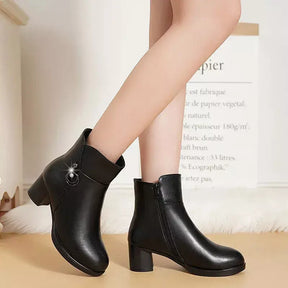 Bota Feminina Opulence  Bota feminina de couro cano Curto  Bota feminina aveludada  Bota aveludada feminina
