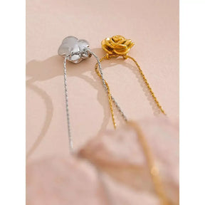 Colar Feminino Flor,
Colar tendência,
colar com banho de ouro,
Colar aço inoxidável,
joia resistente à água,
colar dourado sofisticado,
colar floral dourado