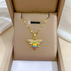 Colar Feminino Abelha Colorida,
colar com pingente de abelha,
colar colorido feminino,
bijuteria colorida feminina