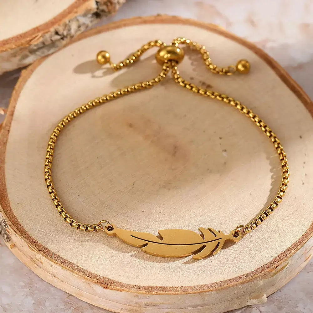 Pulseira Feminina Feather Elegance, pulseira feminina, pulseira aço inox, pulseira minimalista, pulseira com pingente, pulseira pena, acessórios femininos, presente para mulher, joias delicadas, pulseira ajustável, bijuteria fina, pulseira elegante, pulseira sofisticada, presente sofisticado, joias minimalistas, pulseira moderna