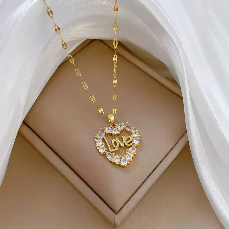 Colar Coração de Zircônia, colar feminino love, colar feminino dourado, colar com pingente de coração, colar de zircônia feminino, colar presente romântico, colar elegante para mulher, joias femininas aço inoxidável, colar delicado com brilho, colar de presente para namorada, colar de presente dia dos namorados, colar de luxo feminino, colar de coração com zircônia