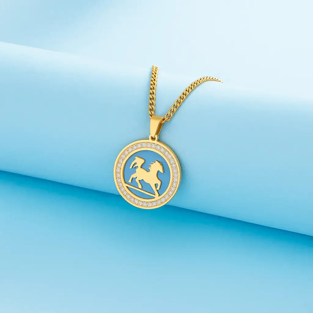 Colar Feminino Cavalo Lover,
colar cavalo,
pingente cavalo,
colar dourado cavalo,
colar com strass,
joia de cavalo,
colar feminino cavalo,
colar amante de cavalos