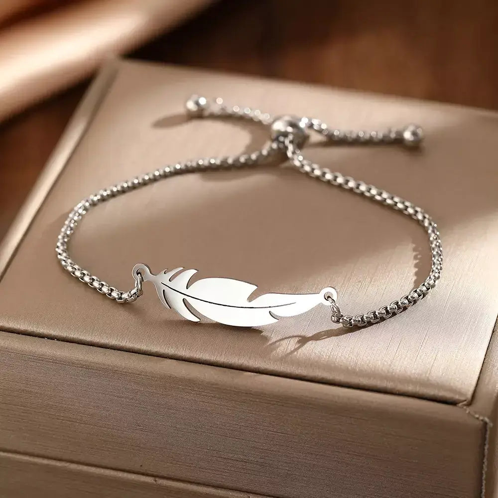 Pulseira Feminina Feather Elegance, pulseira feminina, pulseira aço inox, pulseira minimalista, pulseira com pingente, pulseira pena, acessórios femininos, presente para mulher, joias delicadas, pulseira ajustável, bijuteria fina, pulseira elegante, pulseira sofisticada, presente sofisticado, joias minimalistas, pulseira moderna