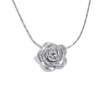Colar Feminino Flor,
Colar tendência,
colar com banho de ouro,
Colar aço inoxidável,
joia resistente à água,
colar dourado sofisticado,
colar floral dourado