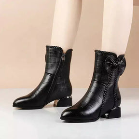 Bota feminina salto baixo  Bota feminina preta  Bota feminina marrom  Bota Feminina Elegância  Bota Feminina de couro  Bota feminina cano curto  Bota feminina aveludada  Bota aveludada feminina