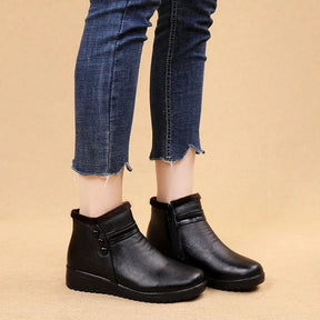 Bota feminina preta  Bota feminina marrom  Bota Feminina de pelúcia  Bota Feminina de Couro Liz  Bota Feminina de couro  Bota Feminina cano baixo  Bota feminina aveludada  Bota aveludada feminina