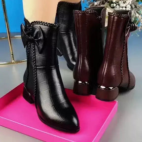 Bota feminina salto baixo  Bota feminina preta  Bota feminina marrom  Bota Feminina Elegância  Bota Feminina de couro  Bota feminina cano curto  Bota feminina aveludada  Bota aveludada feminina